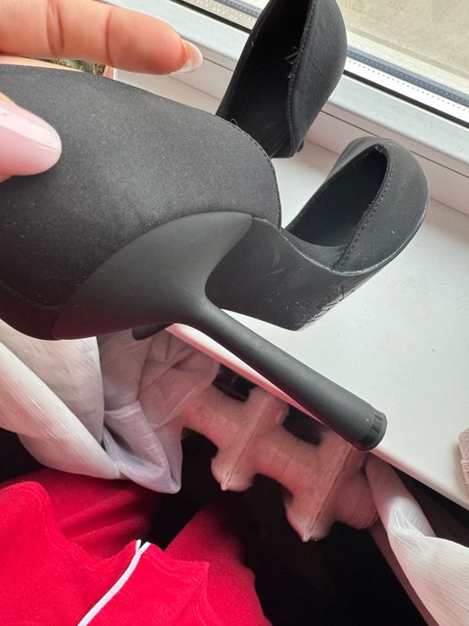 Vând pantofi Zara , sunt în stare foarte bună pe față . Au 2 purtari