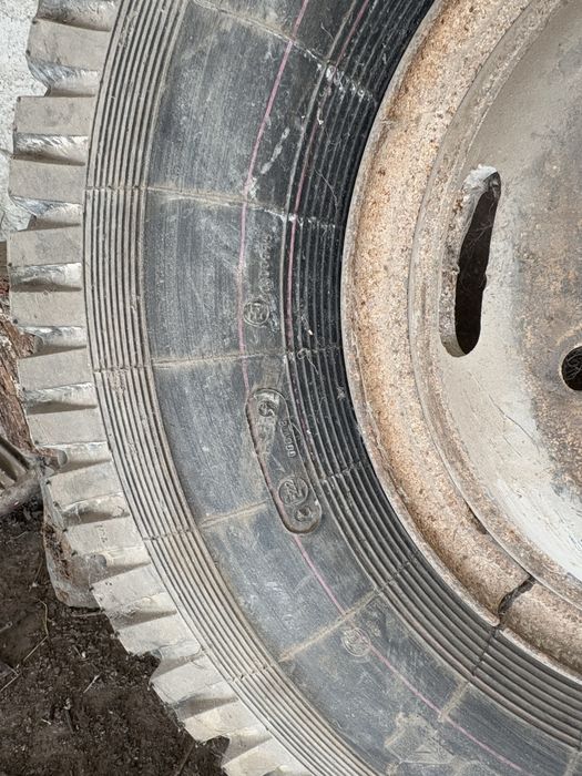 Гуми с джанти за камион