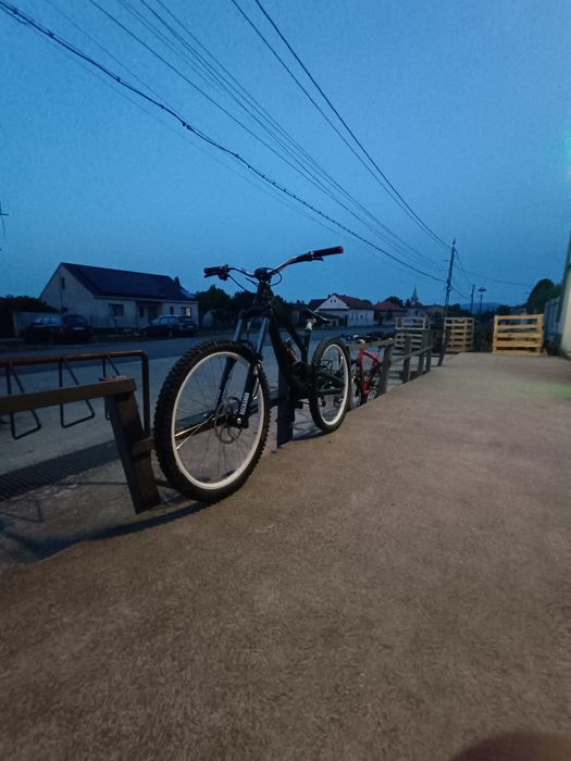 Vând urgent bicicleta downhill/freeride  yt tues 2.0 ltd