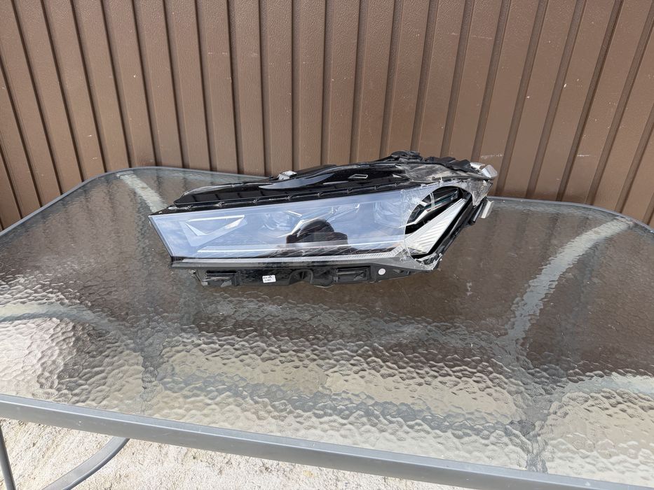 Far stanga Skoda Superb