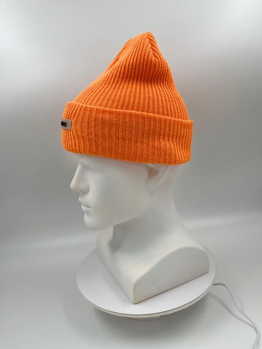 Шапки новые есеншл