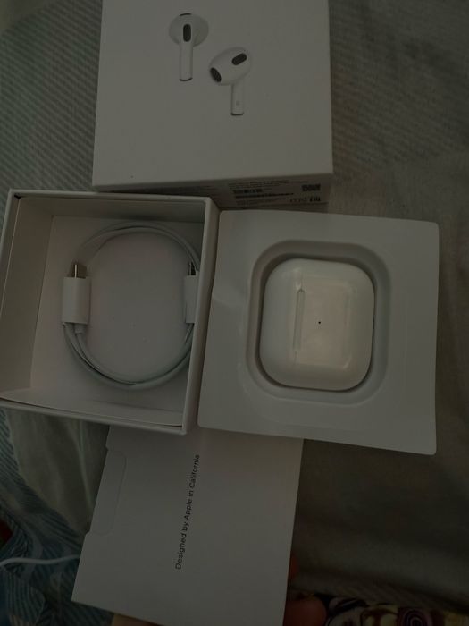Продам AirPods и Apple Watch.