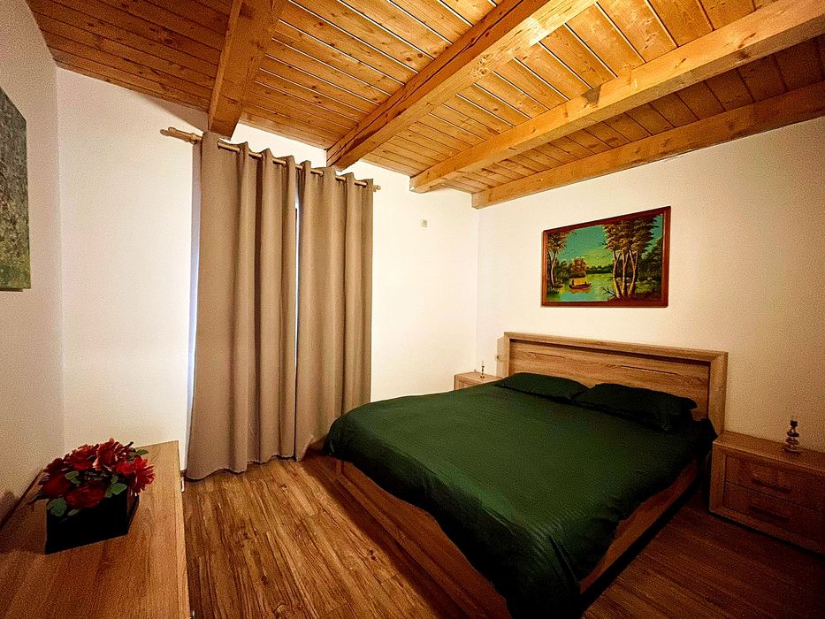 Inchiriez  cabana de 50 de persoane cu piscina  incalzita infinity