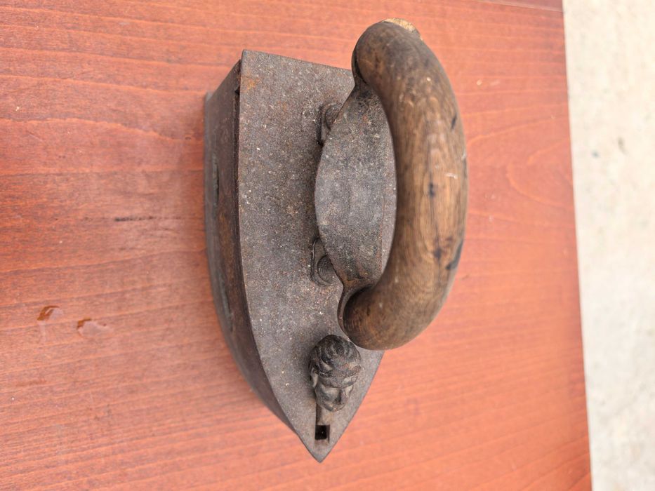 Продавам антика - ютия на въглища с изображение на глава