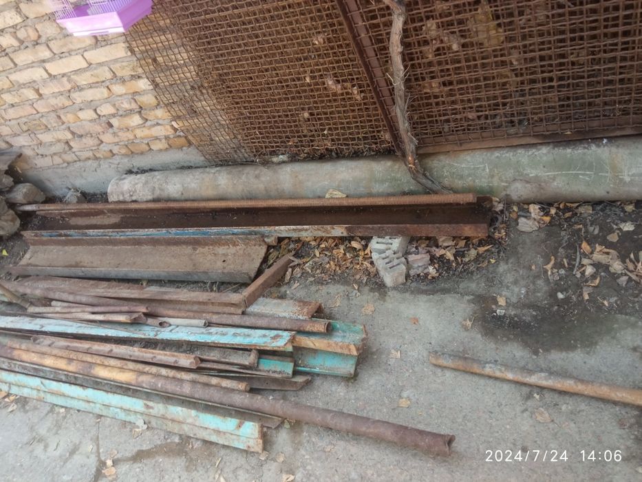 Сетки , швеллера ,уголки,трубы разных размеров бочки, резиновый коврик