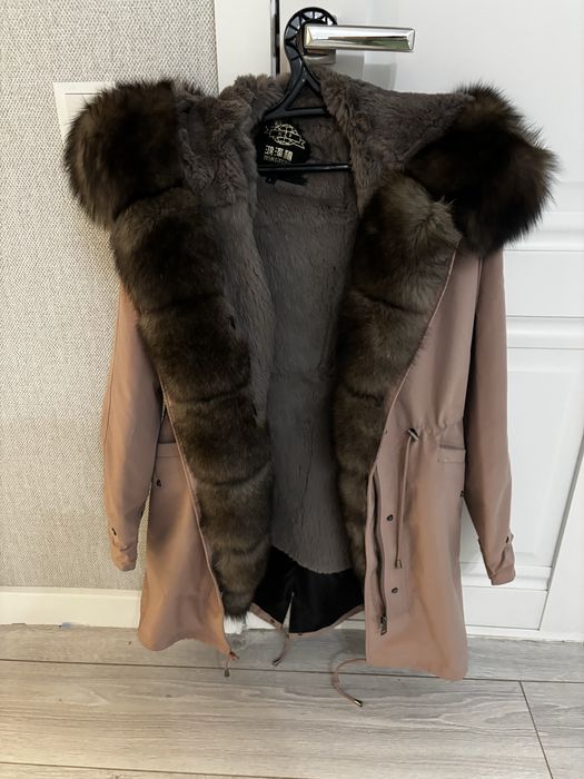 Продам парку , розовая м песцом. Одевала пару раз( отличная)