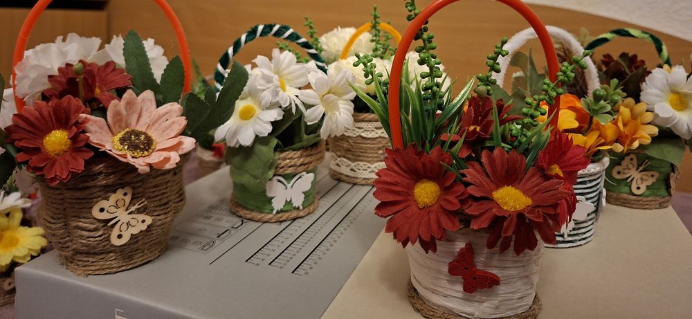 Цветя в ръчно изработена кошничка