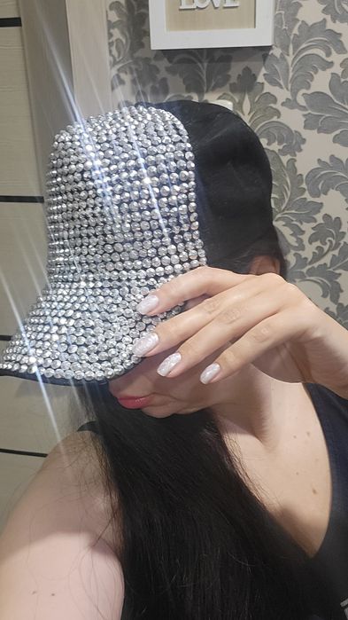 Кепка стразы новая.