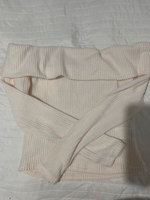 Елегантен пуловер с голи рамене