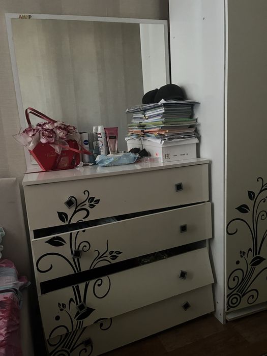 Продается комод с зеркалом, нужно починить полки, состояние среднее,
