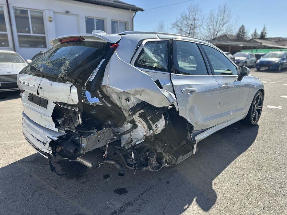 Volvo XC60 2.0d biturbo 235cp automat fab 2018 R-desing Euro6. 4x4 Avariat/lovit.