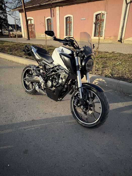 Vând honda cb125r