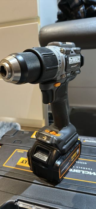 Filetantă 18v brushless DCD85M MClaren cu baterie 5ah și încărcător