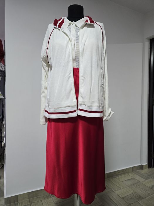 Bluza alba model cu dungi laterale roșii, o piesa versatila si moderna