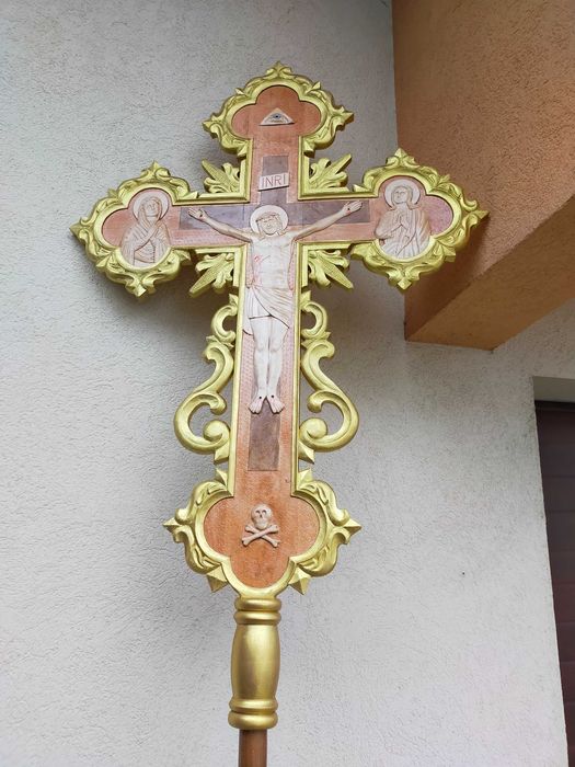 Cruce sculptata din lemn