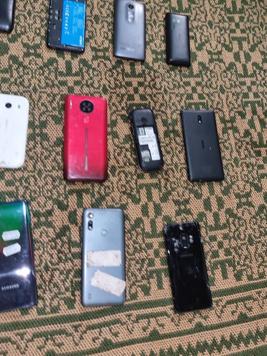 ( negociez cu pretul !! ) Vand telefoane pentru piese/components,  unele merg, unele nu prea.