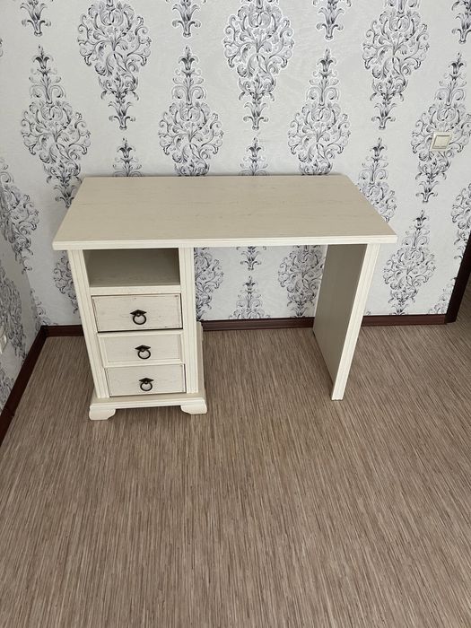 Рабочий стол с ящиками