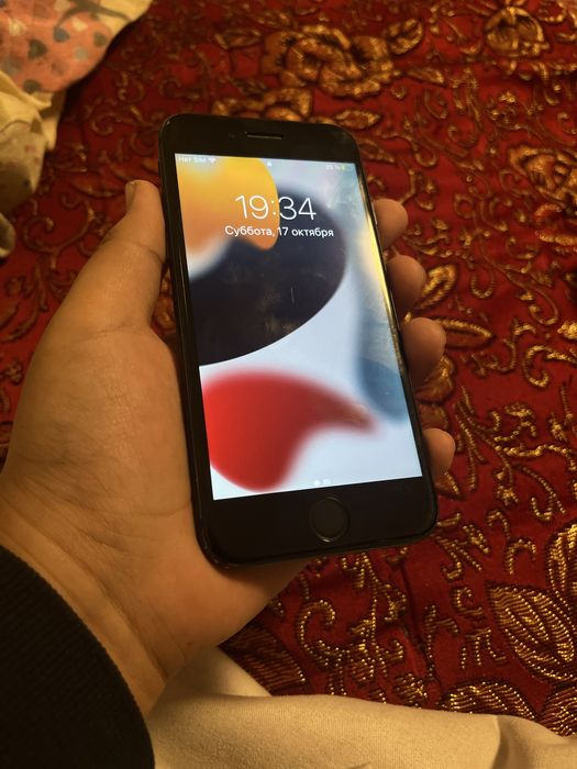 IPhone 7 black.
