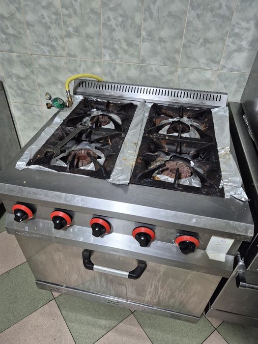 Vitrine calde,vitrine reci,hotă,mese inox,aragaz profesional,horeca
