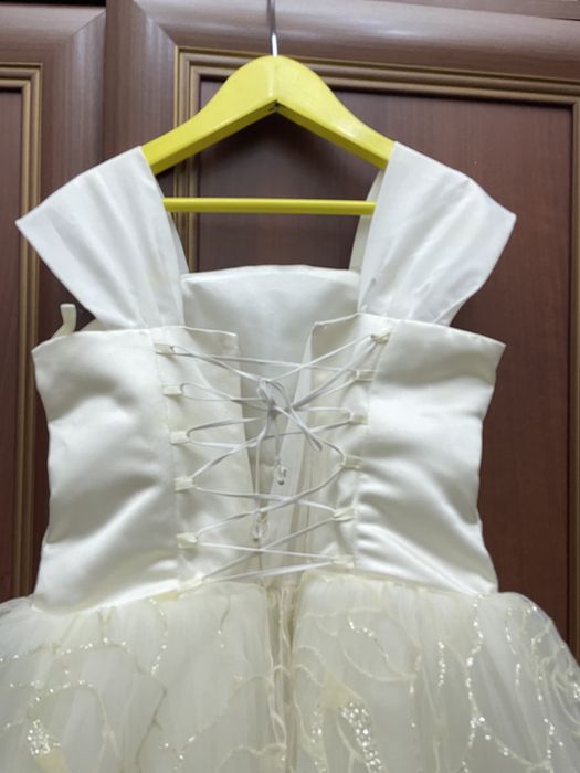 Нарядное платье для девочки на 5-7 лет