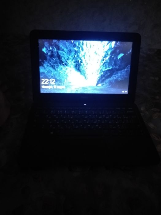 Dell ноутбук продам все роботает и + мыщка и коврик не лагает не тормо