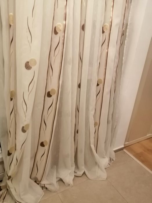 Perdea 5,7m / 2,45 m cu 55 călăreți, crem cu model maro bej și auriu,