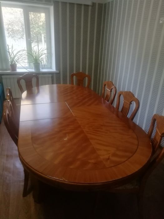 Продам стол и стулья обеденные