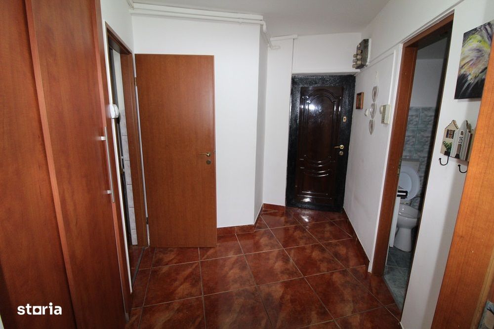 Vând apartament 4 camere în Hunedoara, Micro5/1-Poștă, parter înalt...