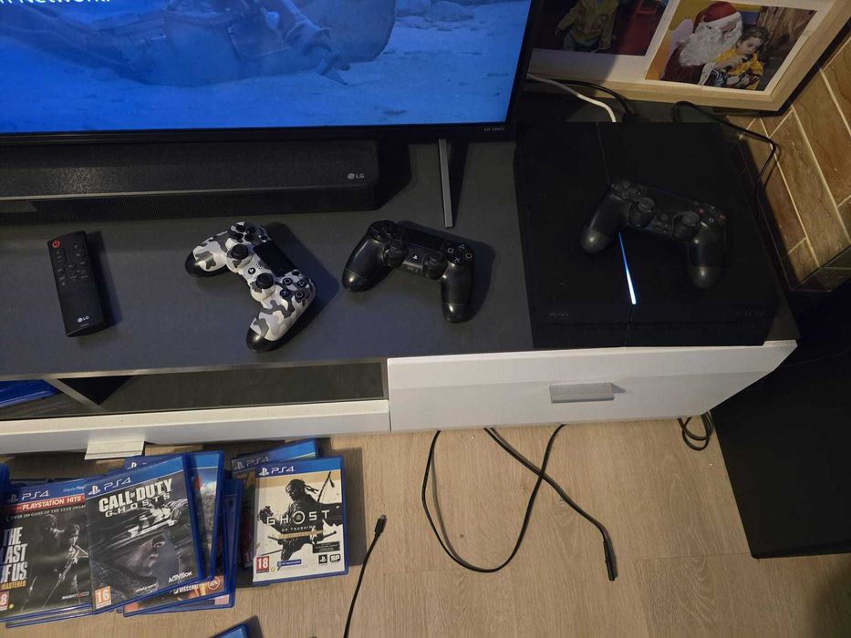 Consola PS4, 1 TB Socare, 3 manere+ 5 Jocuri la alegere, IMPECABIL!