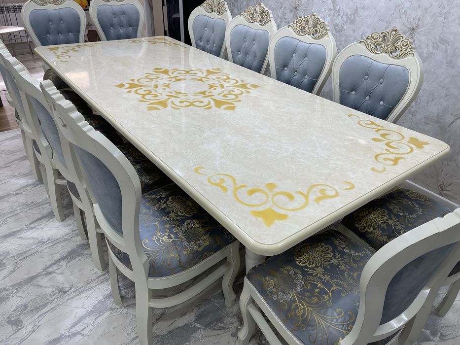 Стол и стулья для гостиной
