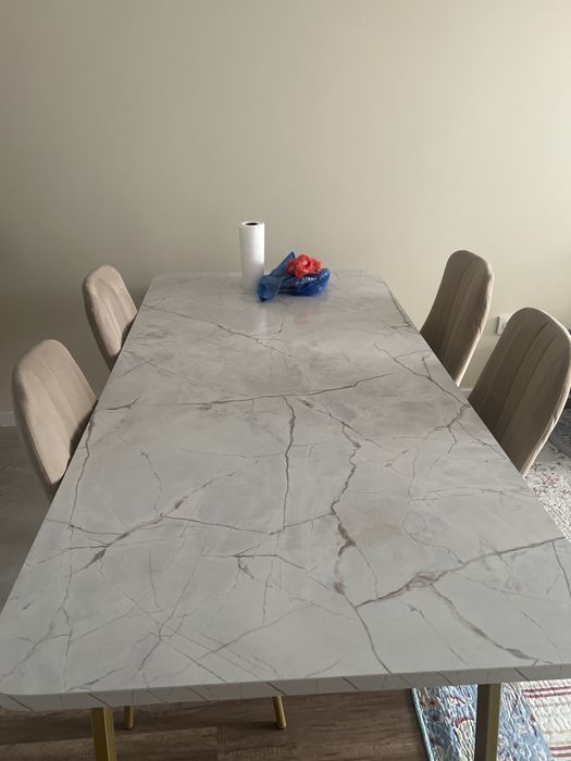 Стол  имеется 8 стуля бежевом цвете