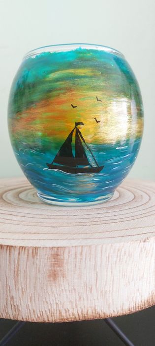 Ръчно рисувана ваза или свещник