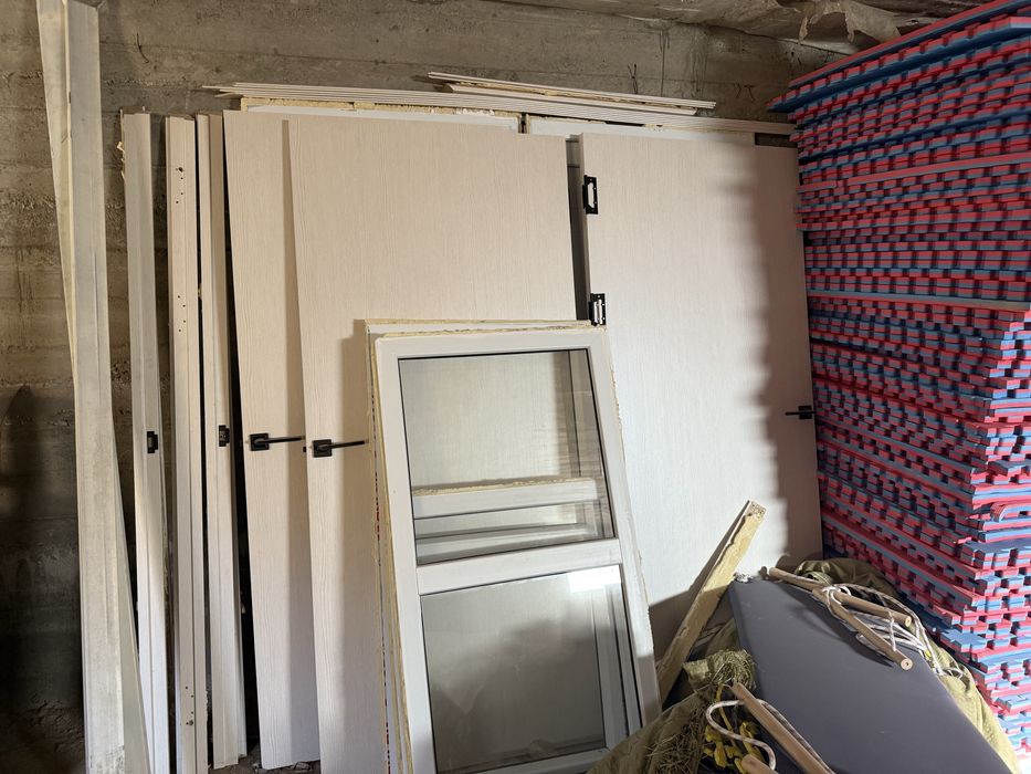 Пластик және ағаш есік. Терезе пластик