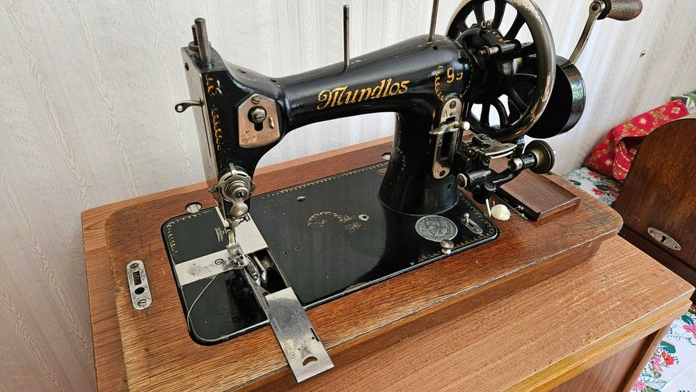 Продавам немска шевна машина MUNDLOS от 1920 година