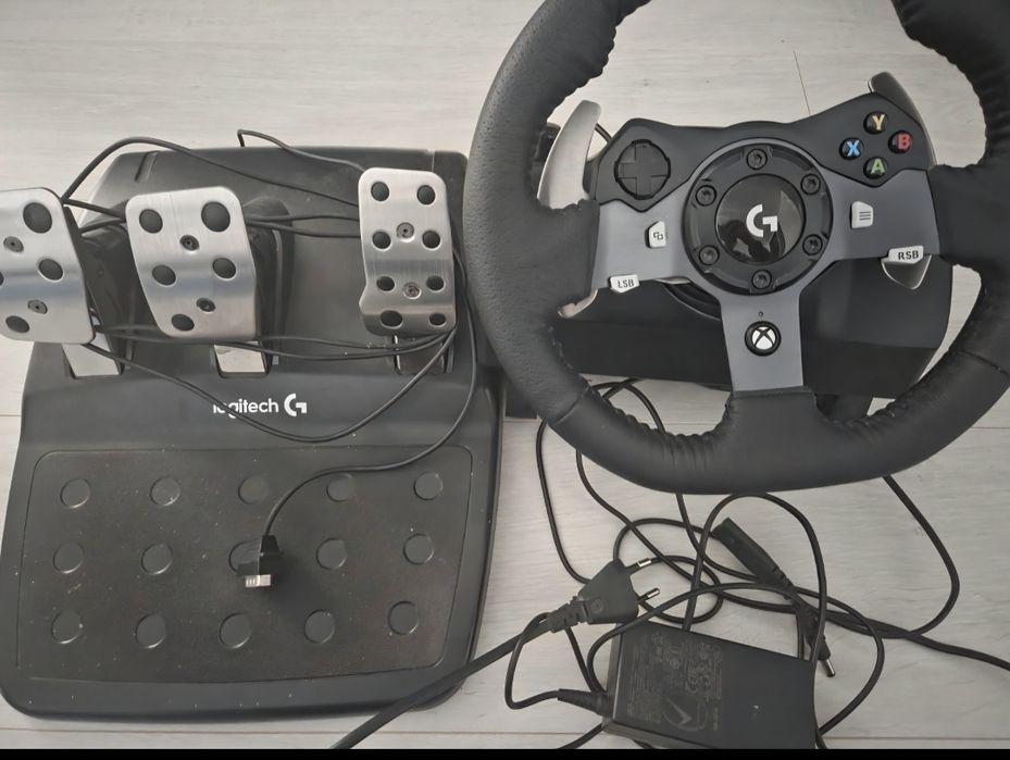 Logitech G920 Driving Force Racing Wheel and floor pedals for Xbox One