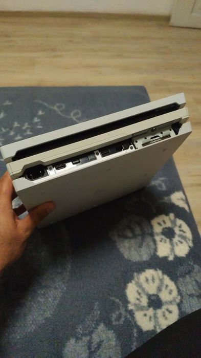 Vând sau schimb Consola de PS4 Pro alb 1tb
