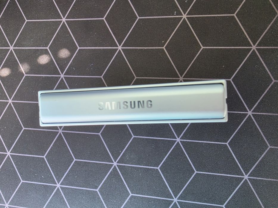 Продавам Samsung Z Flip 6