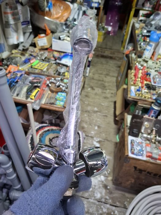 Смеситель для кухонной раковины.