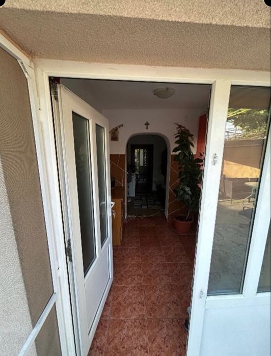 Inchiriez casa cu teren