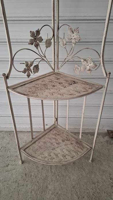 Метален цветарник