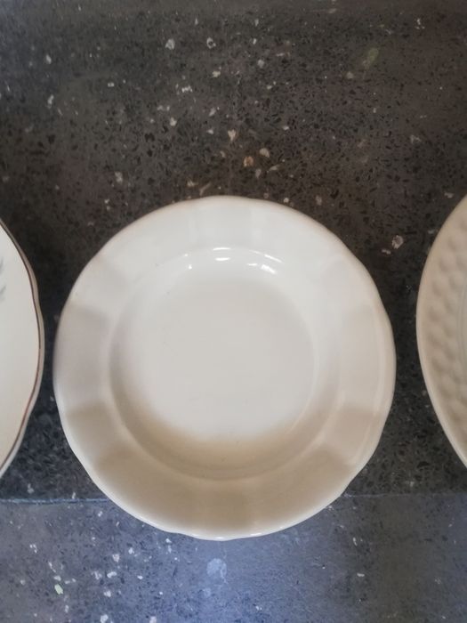 5 комплекта чинии. От соца. Цената е за всички.