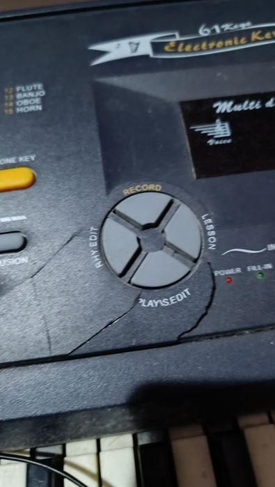 Продам синтезатор Ava 983