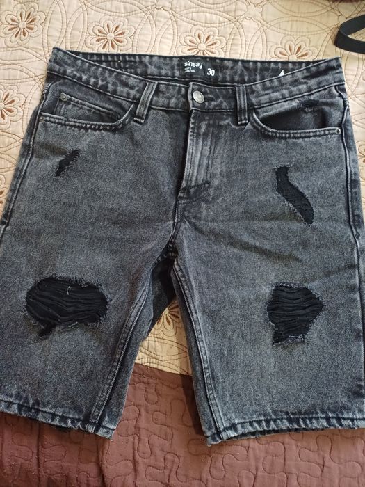 Vând pantaloni scurti de blug