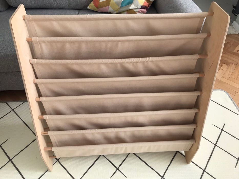 Етажерка за детски книги.