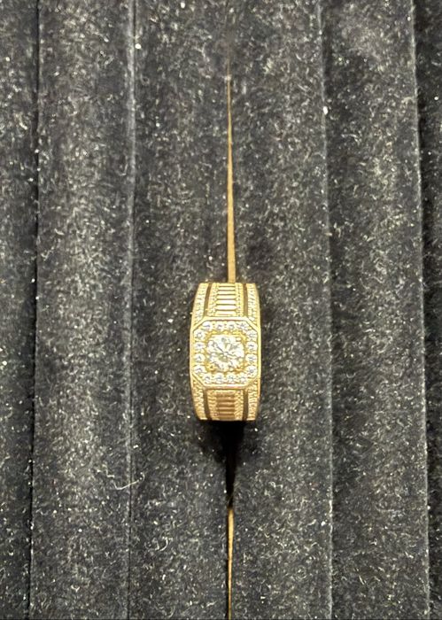 Золотая бриллиантовая печатка