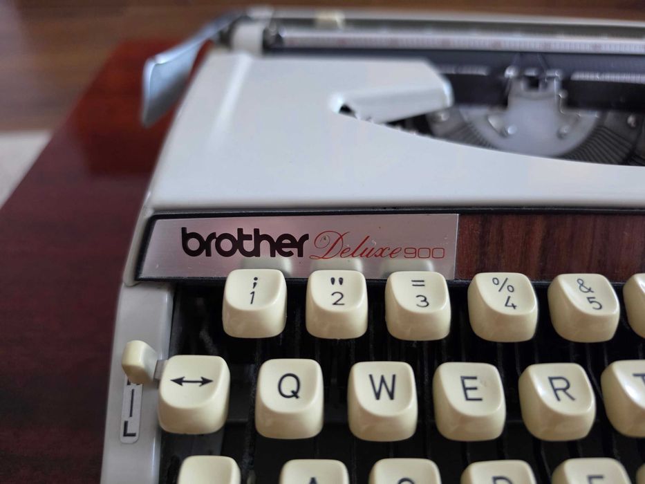 Mașină de scris Japoneză - Brother Deluxe 900 (Anii '70) - Design cu inserție lemn