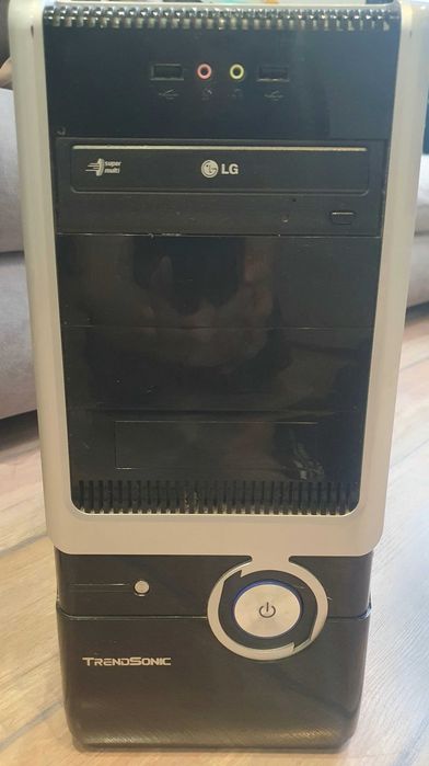 Настолен компютър с мишка,клавиатура и монитор