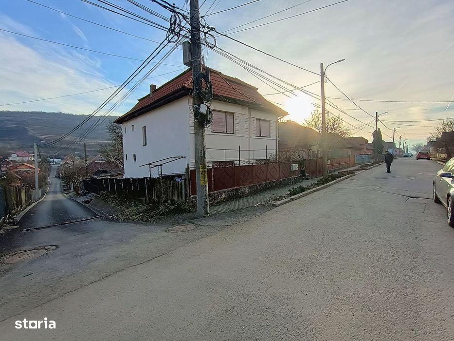 Casa generoasa cu 4 camere / str. Pomilor