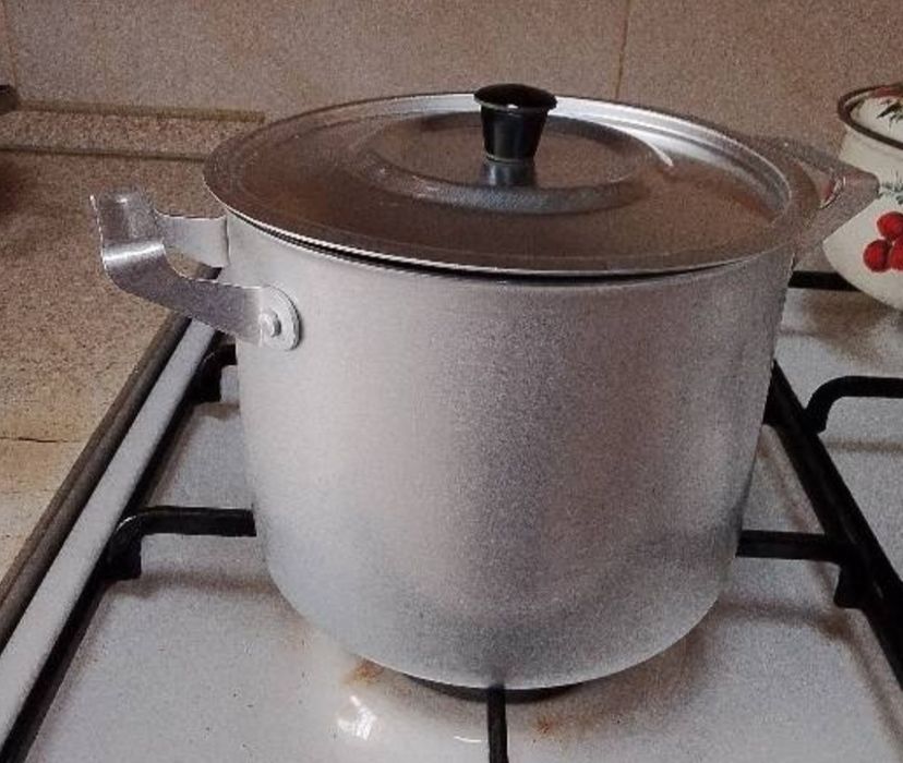 Продаю кастрюля 2.5 л