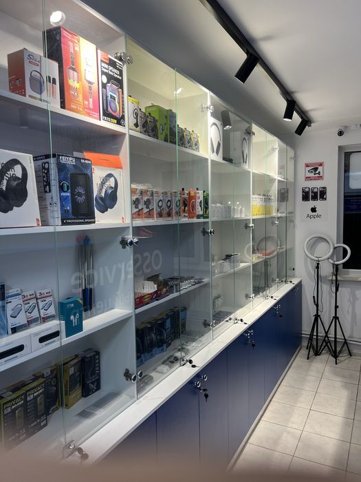 Продам Витрину и столы